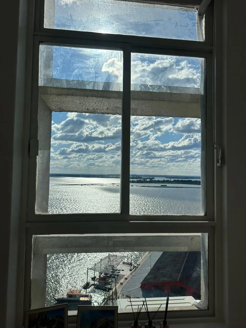 Vista do Lago Guaíba a partir da janela histórica da Clínica Caíel, no Centro Histórico de Porto Alegre